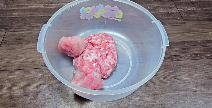 Cho thịt xay, cá thát lát và gia vị ướp thịt (đường, muối, bột ngọt, tiêu) vào thau. Ướp lạnh trong 1 tiếng.