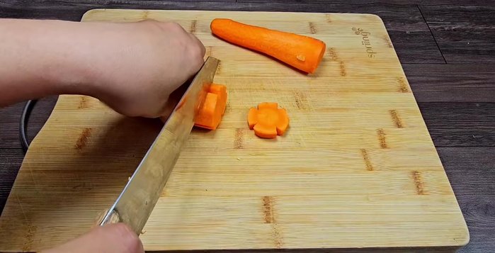 Rửa sạch dưa leo, cắt từng khúc vừa ăn (trái nhỏ cắt 3, trái lớn cắt 4). Dùng muỗng xới ruột dưa leo.