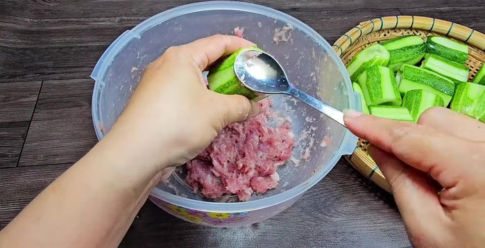 Nhồi thịt vào dưa leo.