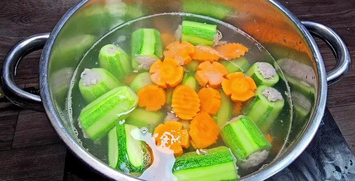 Thêm gia vị nước dùng (muối, bột ngọt, đường, hạt nêm nấm hương) vào nồi.