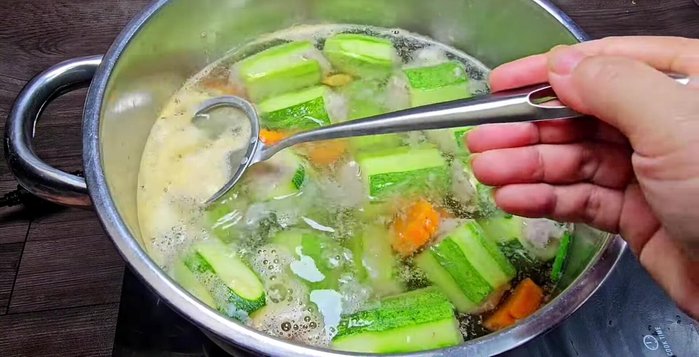 Đun sôi lại, hớt bọt. Nấu thêm 10 phút với lửa vừa.