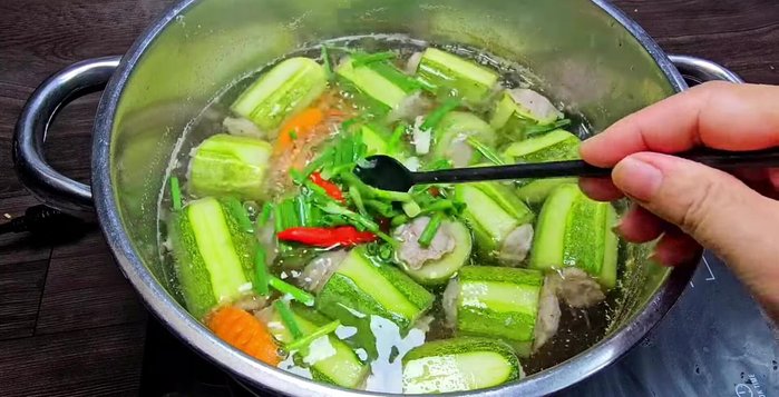 Thêm hành lá, tắt bếp.