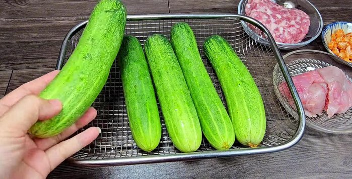 Chọn dưa leo tươi, chắc tay. Bào lớp vỏ ngoài vài miếng.