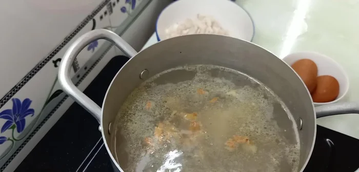 Hầm bắp: Cắt bắp, rửa sạch, hầm chung với xương gà.
