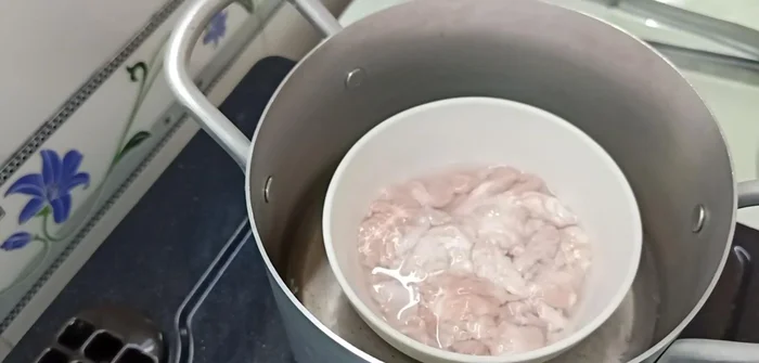 Làm sạch óc heo, thêm chút muối, hấp chín.