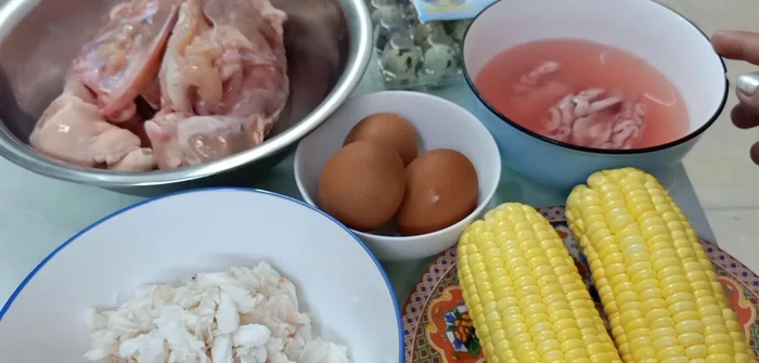 Chuẩn bị óc heo: Ngâm nước, làm sạch màng và chỉ đỏ.