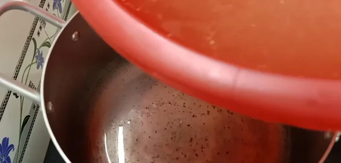 Lọc nước dùng xương gà sau khi hầm xong.