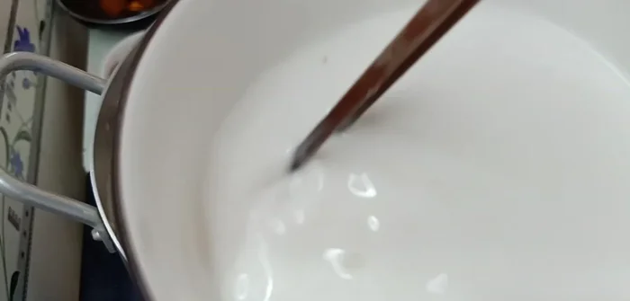 Pha bột năng với nước, khuấy đều, từ từ cho vào nồi súp để tạo độ sánh.