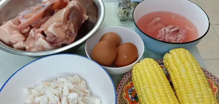 Nấu nước dùng xương gà: Hầm xương gà với gừng và 1 ít muối để khử mùi tanh.