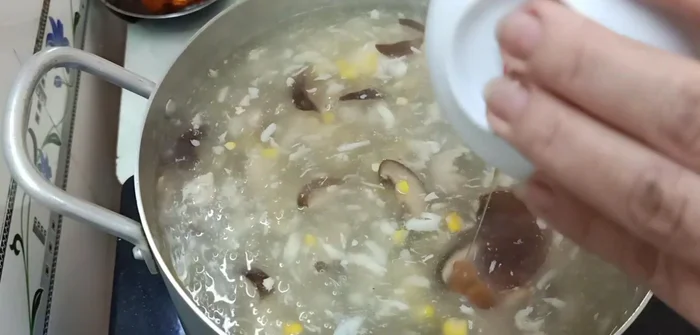 Thêm dầu mè đen và tiêu.