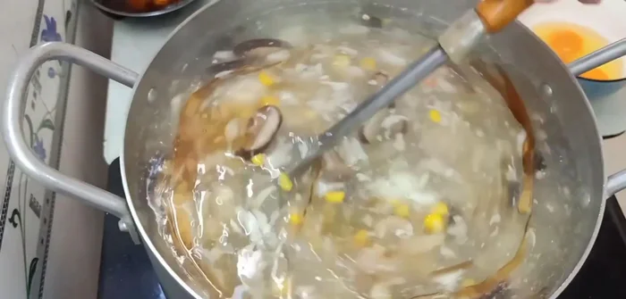 Đánh tan trứng gà, cho vào nồi súp.