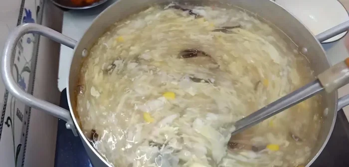 Múc súp ra chén và thưởng thức.