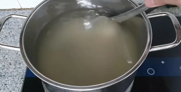 Nấu rau câu: Đun rau câu trên lửa nhỏ khoảng 30 phút cho đến khi tan hoàn toàn, không còn hạt.