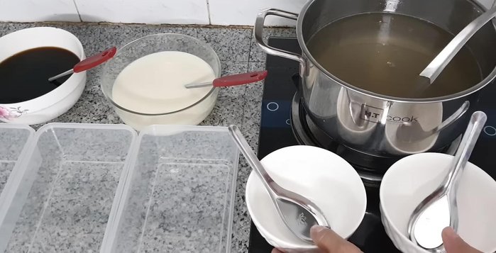 Đổ rau câu từng lớp: Dùng khuôn, múc 4 muỗng rau câu, 4 muỗng hỗn hợp sữa, 4 muỗng hỗn hợp cà phê luân phiên cho đến khi đầy khuôn. Khuấy nhẹ hỗn hợp cà phê và sữa trước khi đổ để lớp rau câu không bị tách.
