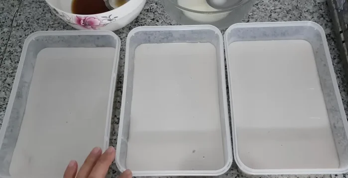 Làm nguội và bảo quản: Để rau câu nguội hoàn toàn rồi cho vào tủ lạnh vài tiếng cho đông lại.