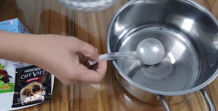 Ngâm rau câu: Cho đường (400g) và bột rau câu (25g) vào 1,5 lít nước, khuấy đều và để tan.