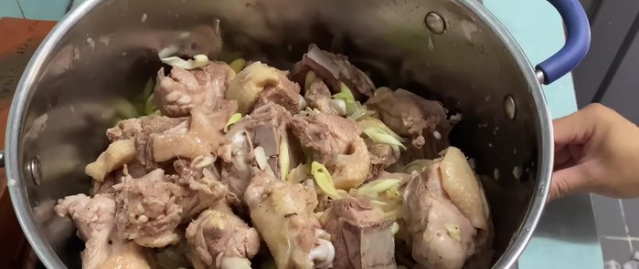 Cho dầu ăn vào nồi, bật bếp đun lửa vừa, đảo đều cho vịt săn lại và ngấm gia vị. (123.36)