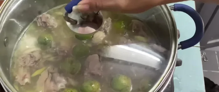 Cho sấu vào nồi (tùy khẩu vị, mình cho 12 quả). Đun sôi cho sấu chín mềm, rồi vớt ra bát riêng. (170.6)