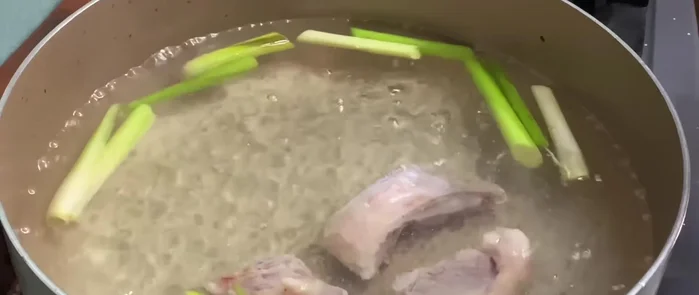 Đun sôi nước, cho thịt vịt vào, đảm bảo thịt ngập trong nước. Đun thêm 2 phút, vớt vịt ra rổ, xả nước sạch để loại bỏ bọt bẩn. (20.17)