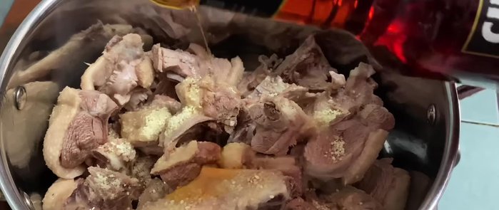 Cho thịt vịt vào nồi lớn. Thêm hạt nêm, nước mắm, mì chính, hạt tiêu, sả thái lát, hành khô và tỏi khô giã dập. Trộn đều và ướp 30 phút. (82.709)