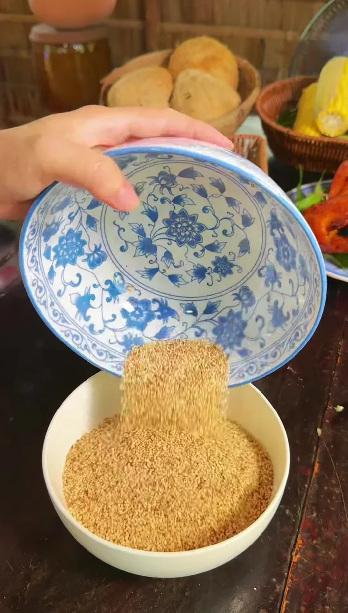 Làm muối mè: Giã nhuyễn đậu phộng, trộn với mè, muối, và đường (148.319).