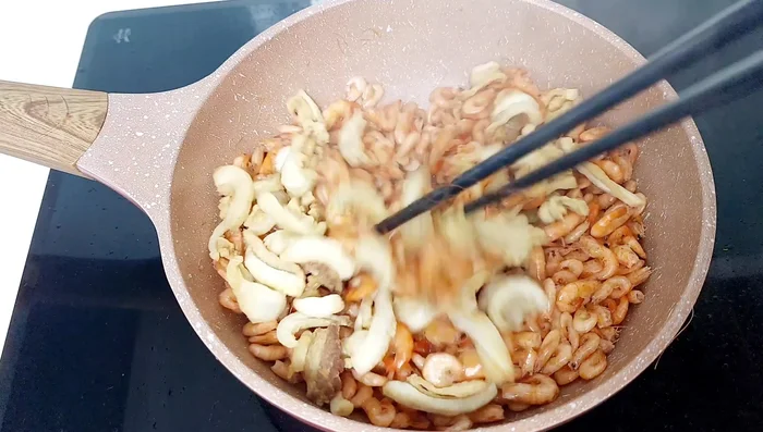 Đổ tóp mỡ vào, đảo đều và đun thêm 1-2 phút rồi bỏ tôm ra.