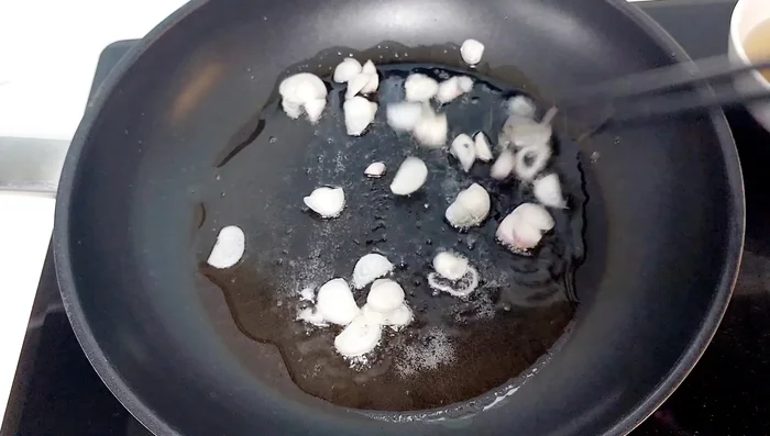 Bắc chảo khác, cho 5 thìa canh mỡ lợn, phi hành thái mỏng cho thơm. Vớt hành ra để riêng.