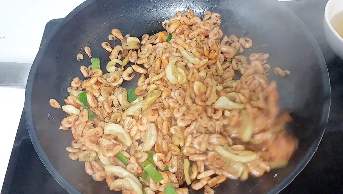 Cho lá chanh vào rang cùng tôm cho thơm.