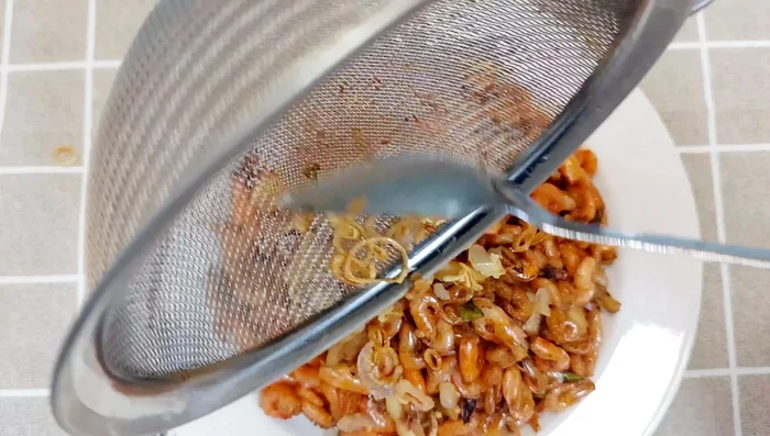 Rắc hành phi, lá chanh thái chỉ và ớt lên trên.