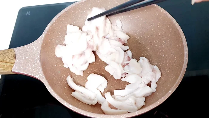 Bắc chảo lên bếp, rang tóp mỡ đến khi vàng rồi vớt ra để ráo.