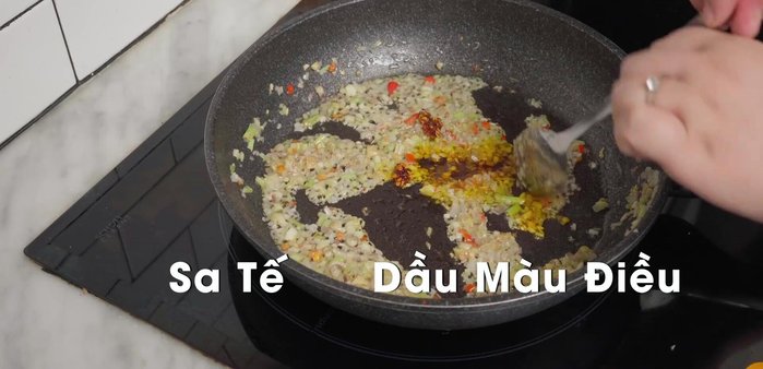 Cho sa tế và dầu màu điều vào phần còn lại trong chảo.