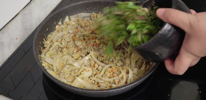 Thêm phần hành, tỏi, gừng, sả, ớt đã vớt ra, rau răm, tiêu xay. Đảo đều, tắt bếp.
