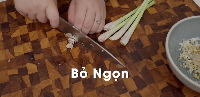 Luộc hến với vài lát gừng tươi cho thơm. Khi nước sôi, cho hến vào, khuấy đều tay để hến há miệng. Tắt bếp, để nguội.