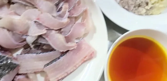 Làm sạch và thái mỏng cá lóc.