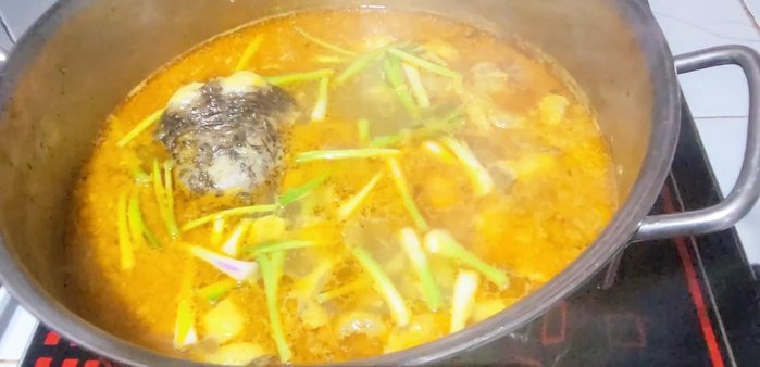 Trụng mì Quảng.