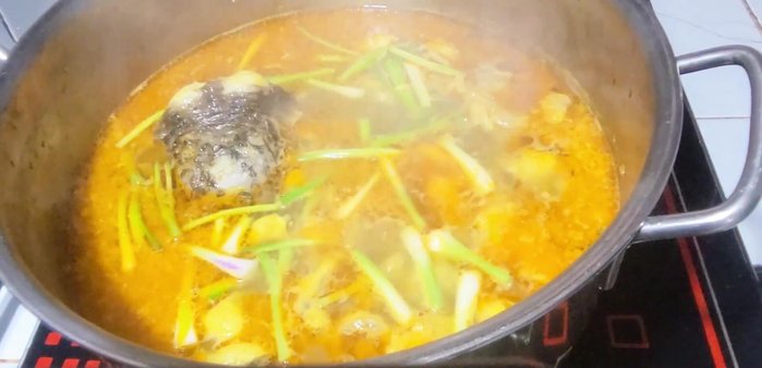 Cho mì vào tô, chan nước dùng cá lóc lên.