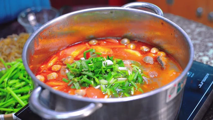Cho rau nêm và ớt vào. (319.32)