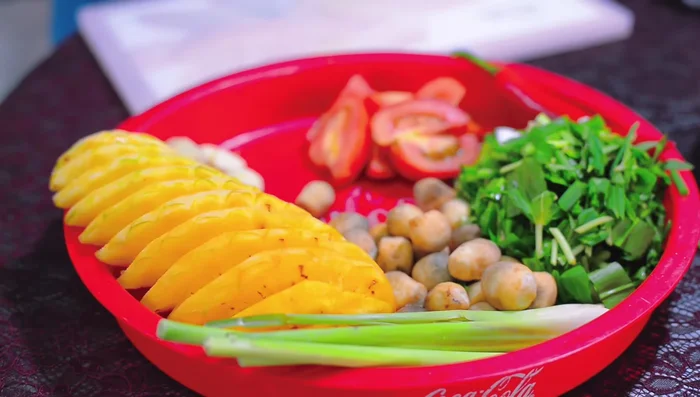 Cắt cà chua, thơm thành miếng vừa ăn. (91.44, 100.71)