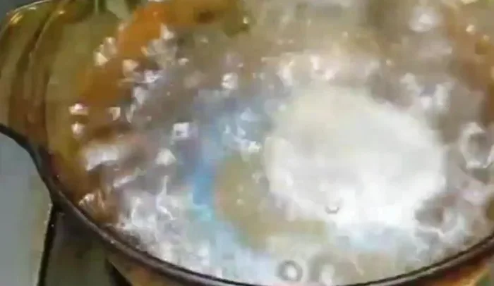 Đun sôi nước, thêm đường, muối, bột ngọt, hành tím đập dập vào nước dùng.