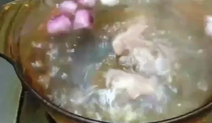 Cho chả cá đã ướp vào nước dùng đang sôi, khuấy nhẹ để chả cá chín đều.