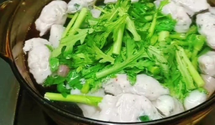 Cho cải tần ô vào nồi canh, đun đến khi rau chín.