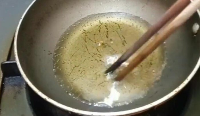 Làm nóng chảo với dầu dừa, chiên chả cá đến khi vàng giòn. Lưu ý: để lửa nhỏ tránh bị cháy.