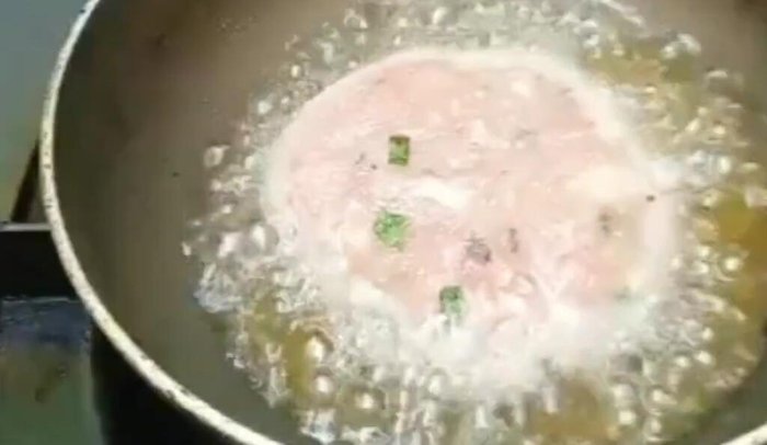 Dọn chả cá ra đĩa.