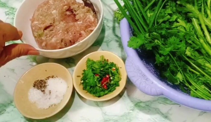 Chuẩn bị nguyên liệu: Chả cá thác lác, thịt nạc xay, các loại gia vị (đường, muối, bột ngọt, tiêu, hành lá, ngò rí, ớt), cải tần ô, hành tím.