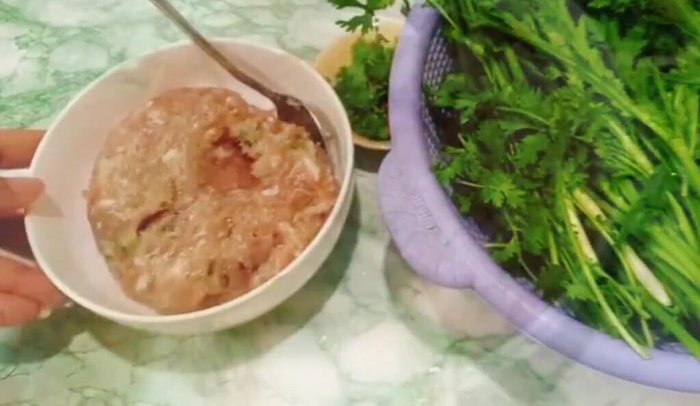 Trộn đều chả cá thác lác và thịt nạc xay với các gia vị đã chuẩn bị. (Ướp khoảng 10 phút).