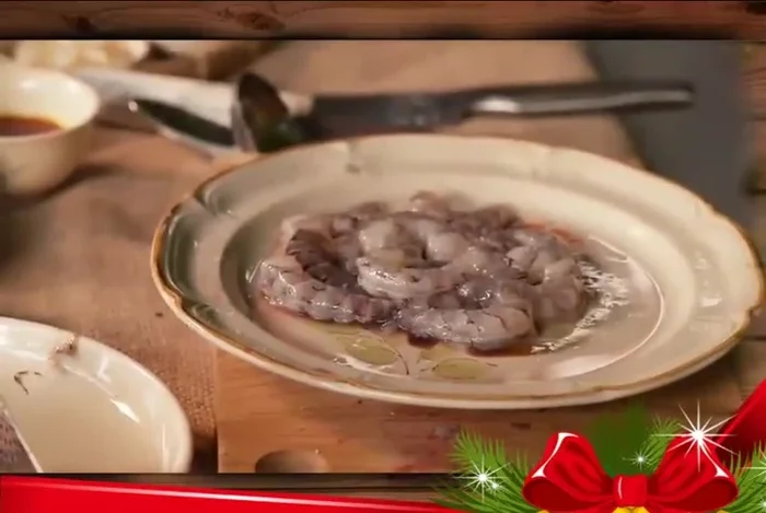 Chế biến tôm: Tôm chì lột vỏ, nêm đường, muối, để cho cứng.