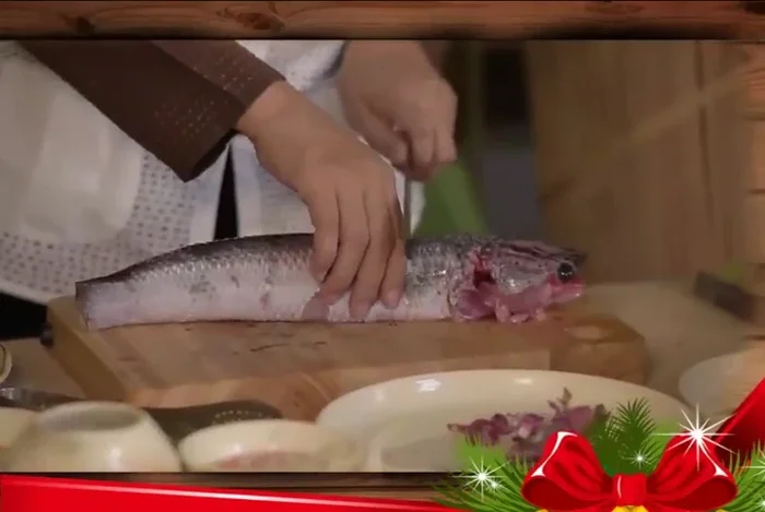 Chế biến cá: Cắt đầu cá lóc riêng, thân cá làm đôi, nêm hạt nêm và muối, để 15 phút cho ngấm rồi hấp.