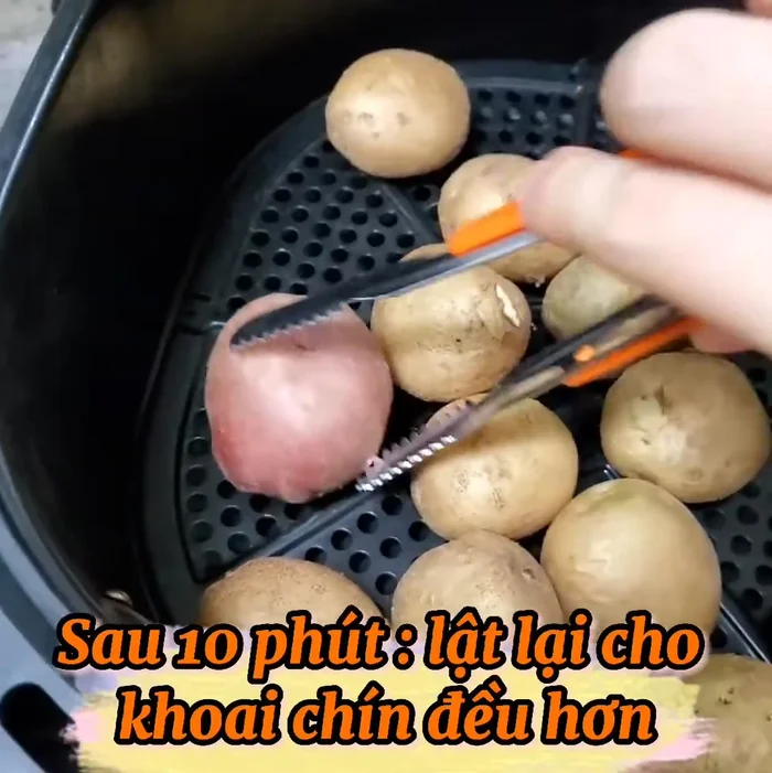 Nướng được 10 phút, lấy khoai tây ra lật mặt để chín đều.