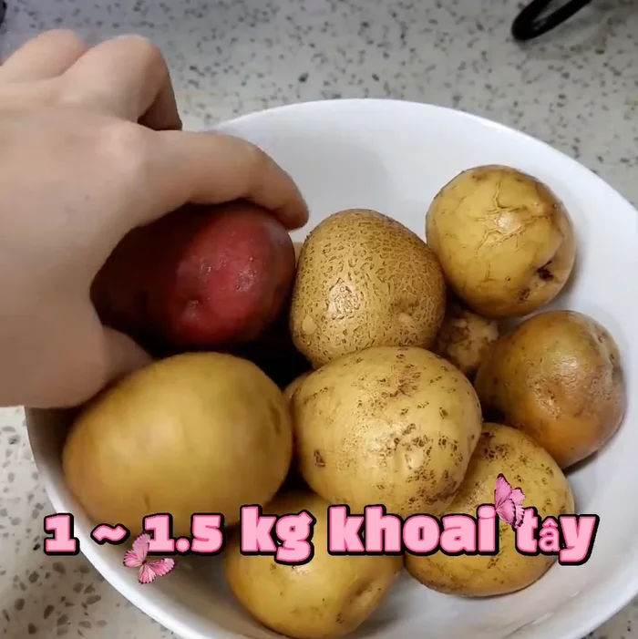 Rửa sạch khoai tây.