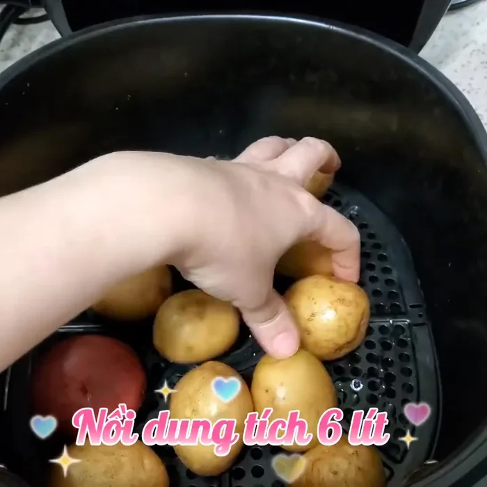 Cho khoai tây vào nồi chiên không dầu.